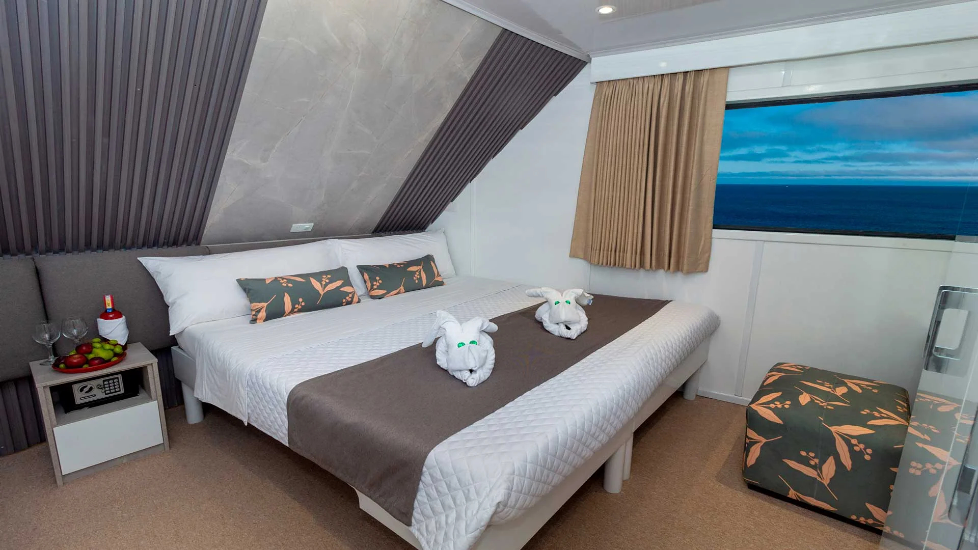 Galaxy Yacht details